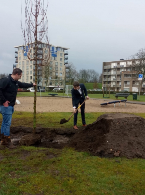 wethouder_guus_beenhakker_plant_boom_natuur_in_de_wijk_oosterhout